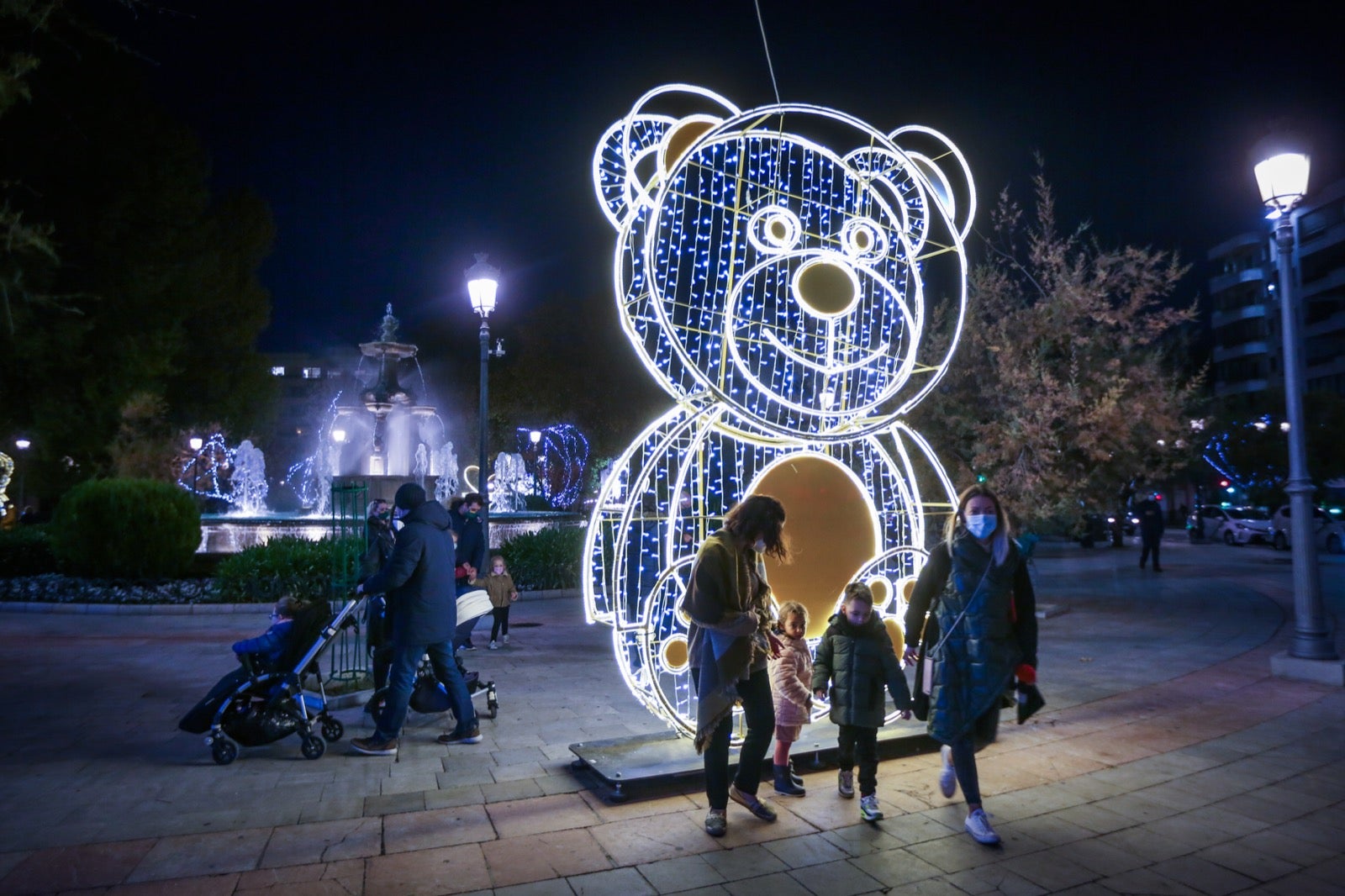 El alumbrado extraordinario de Navidad, que contempla el centro y los 32 barrios granadinos, se prolongará hasta el próximo 6 de enero