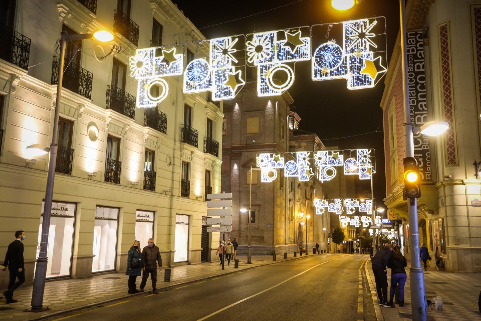 El alumbrado extraordinario de Navidad, que contempla el centro y los 32 barrios granadinos, se prolongará hasta el próximo 6 de enero