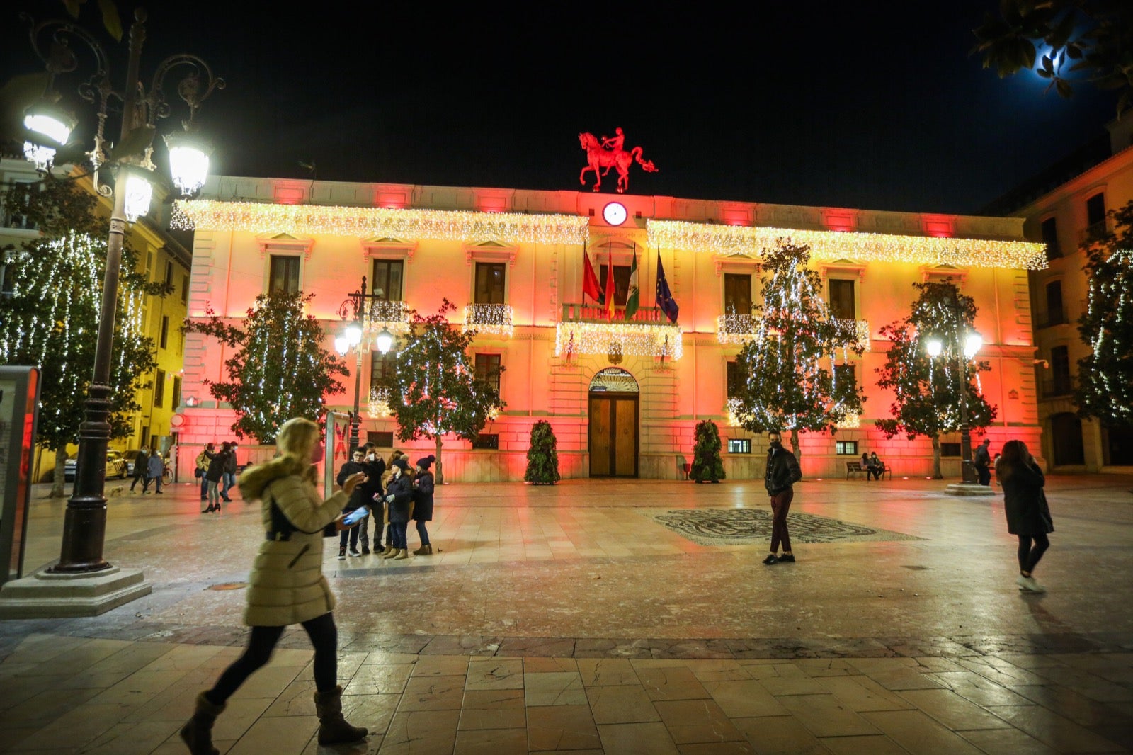 El alumbrado extraordinario de Navidad, que contempla el centro y los 32 barrios granadinos, se prolongará hasta el próximo 6 de enero