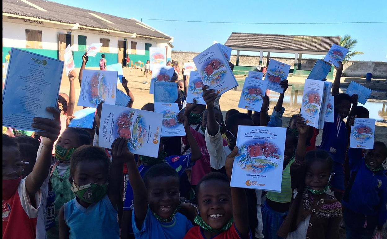 Los niños malgaches del centro de Educación Nutricional muestran el 'Cuento del coronavirus'. 