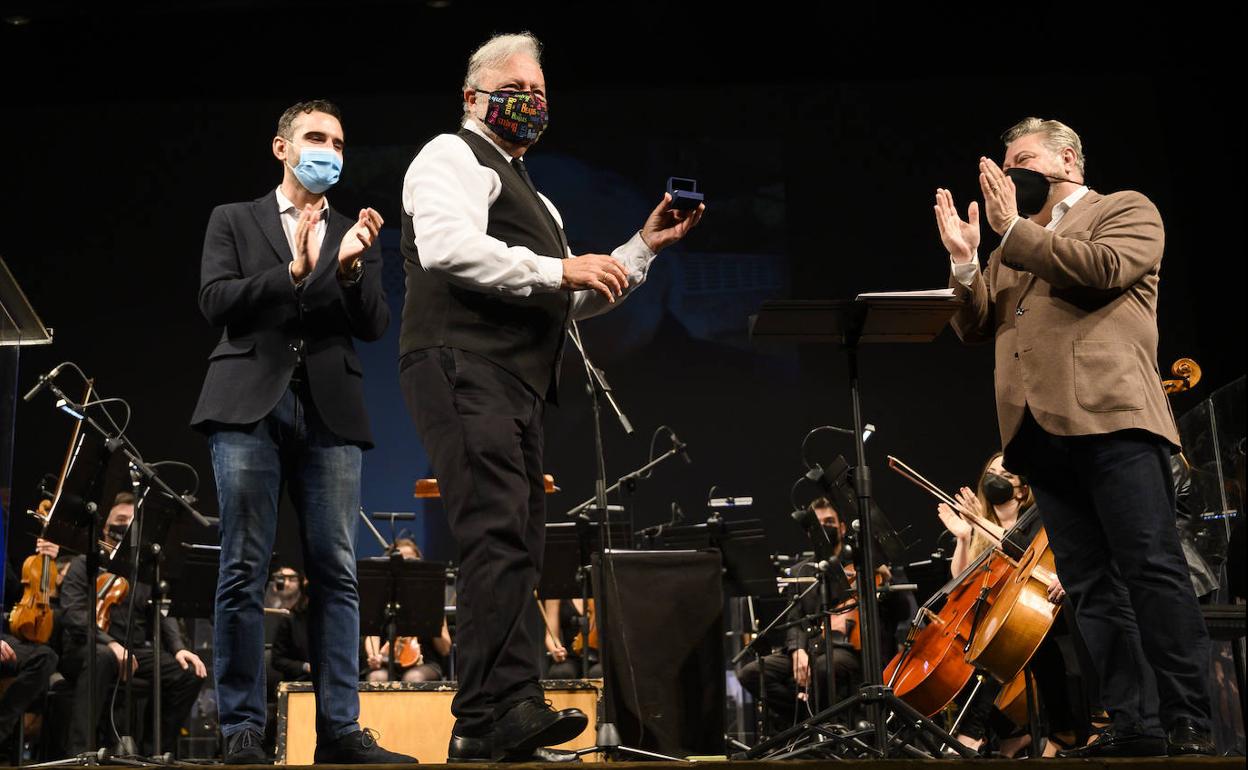 Chipo Martínez recibe los aplausos del alcalde y el concejal de Cultura tras recoger el Escudo de Oro.