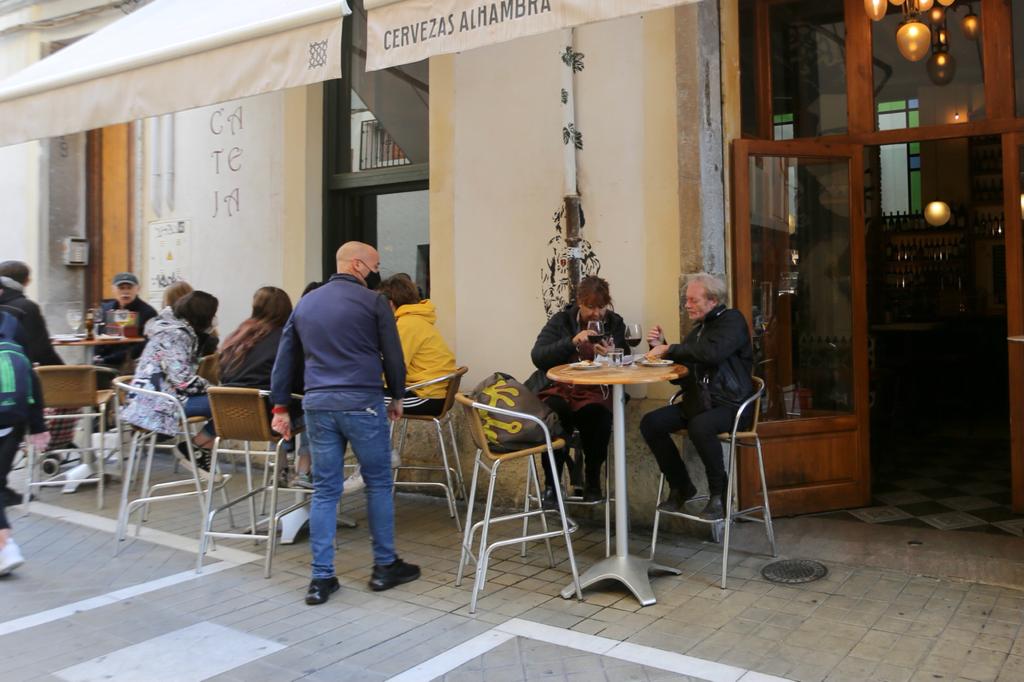 Después de veinte días con la persiana bajada, los negocios granadinos reabren hasta las 18.00 horas gracias a la última medida tomada por la Junta de Andalucía