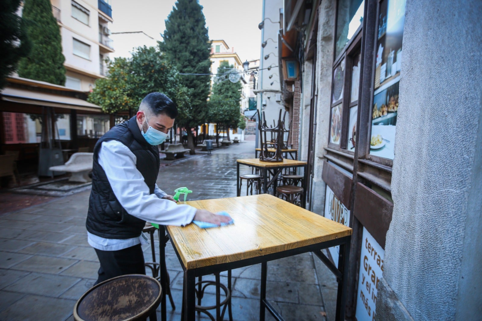 Después de veinte días con la persiana bajada, los negocios granadinos reabren hasta las 18.00 horas gracias a la última medida tomada por la Junta de Andalucía