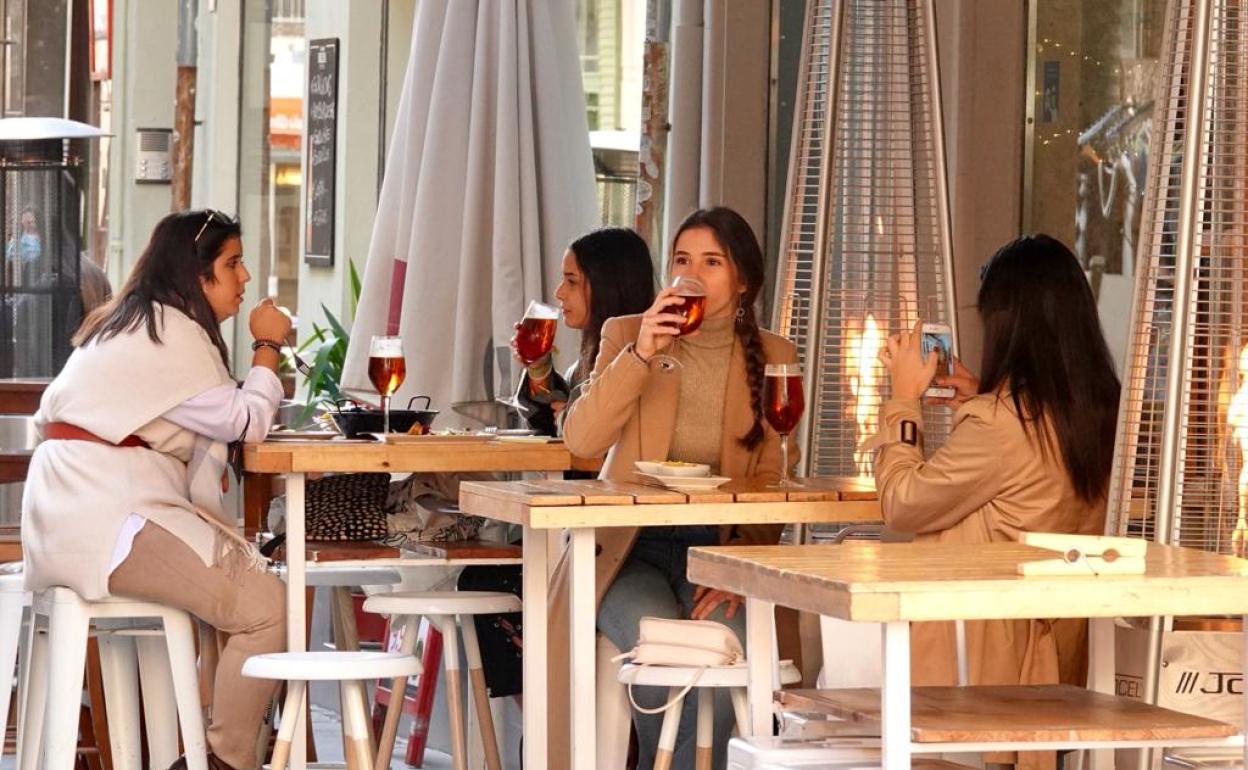 Primeras terrazas abiertas en el nuevo lunes de 'desescalada'.