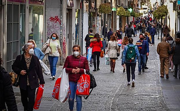 «Es una ruina: estas semanas he vendido solo seis pares de zapatillas por whatsapp»