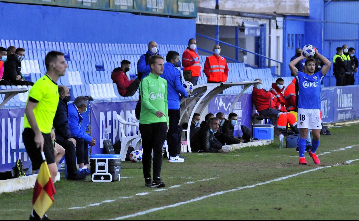 Enrique González, a la izquierda, dirigió el partido contra el Córdoba por la sanción de su hermano. 