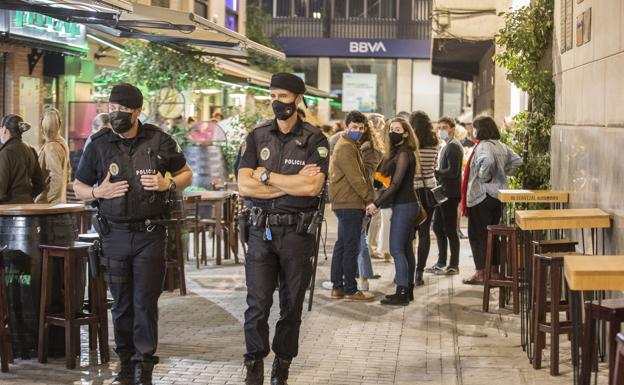 Más presencia de Policía Local de Granada para evitar aglomeraciones y dar seguridad