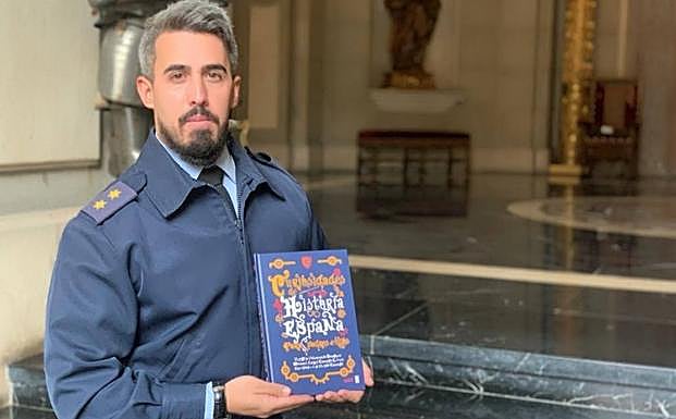 Manuel Cuenca, Oficial de Información Pública del Ejército del Aire, con su último libro. 
