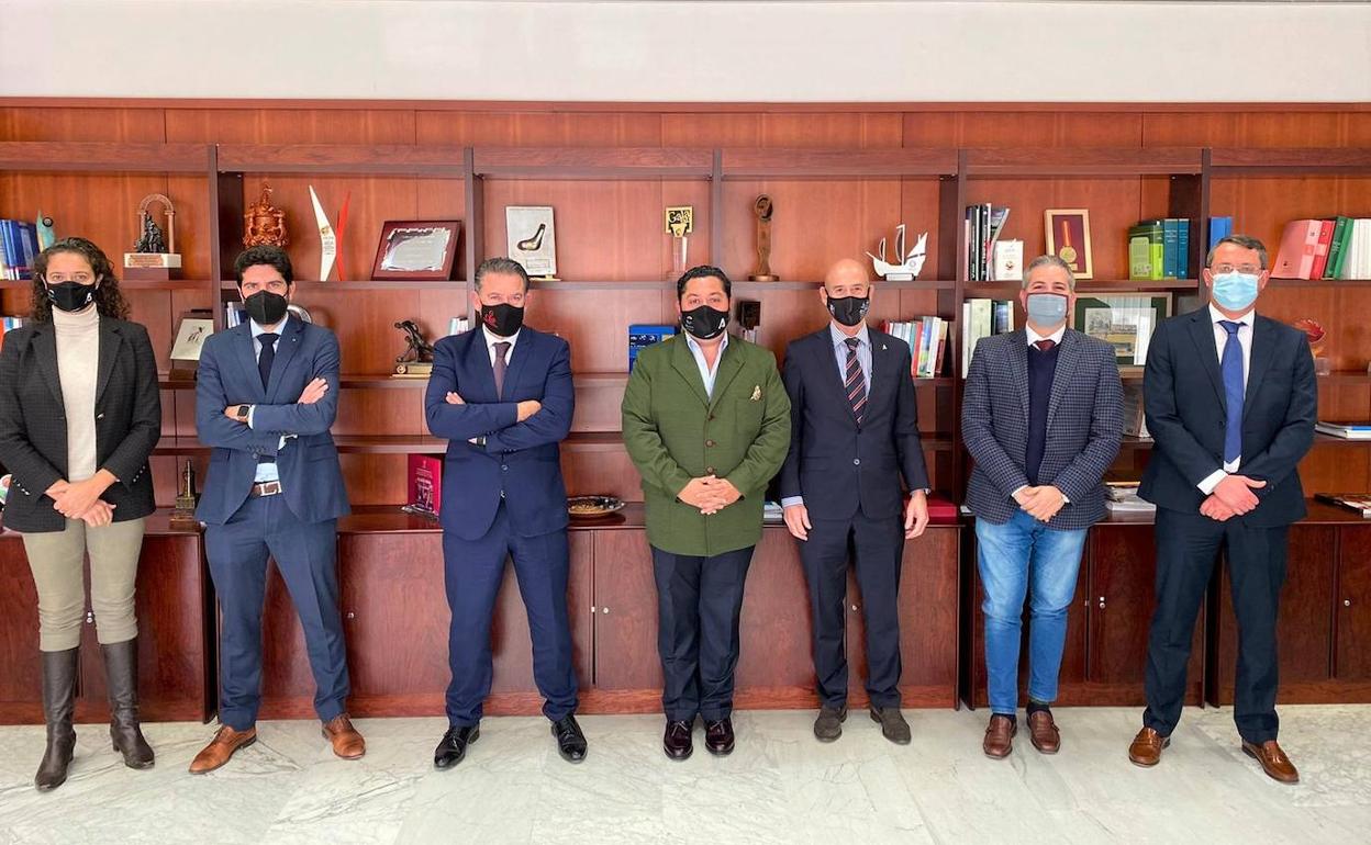 Representantes municipales, de la Consejería de Deporte de la Junta de Andalucía y del Linares Deportivo. IDEAL