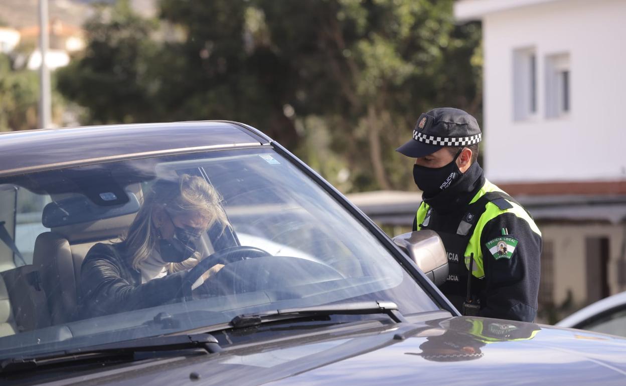 Cierre de Granada | La Policía blinda los accesos a la Costa por un posible éxodo  en el puente