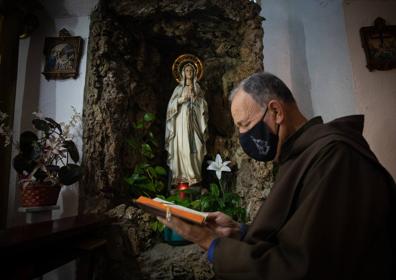 Imagen secundaria 1 - Los Fossores dedican gran parte de su tiempo a la oración. 