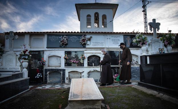 Fray Rafael y fray Hermenegildo se reparten todas las tareas en la comunidad. 