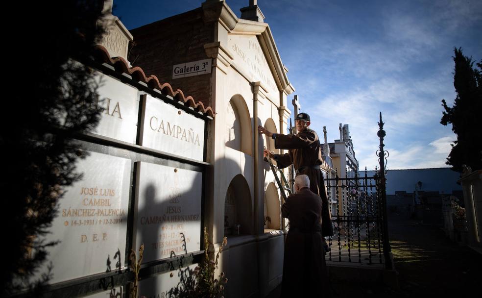 Los hermanos Fossores de Guadix trabajan en el mantenimiento del cementerio de sol a sombra. 