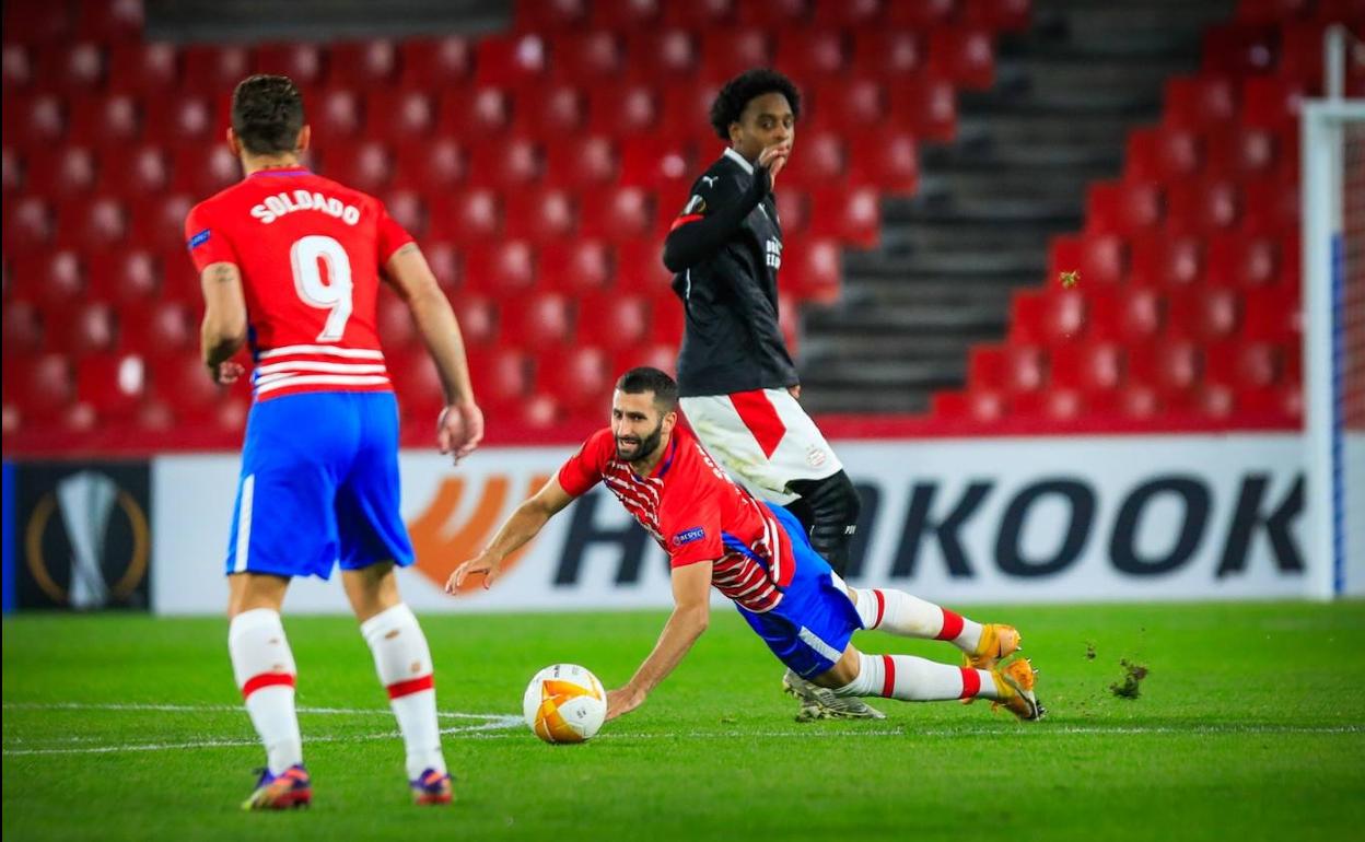 Gonalons, que regresó a la alineación, cae al suelo durante el partido. 