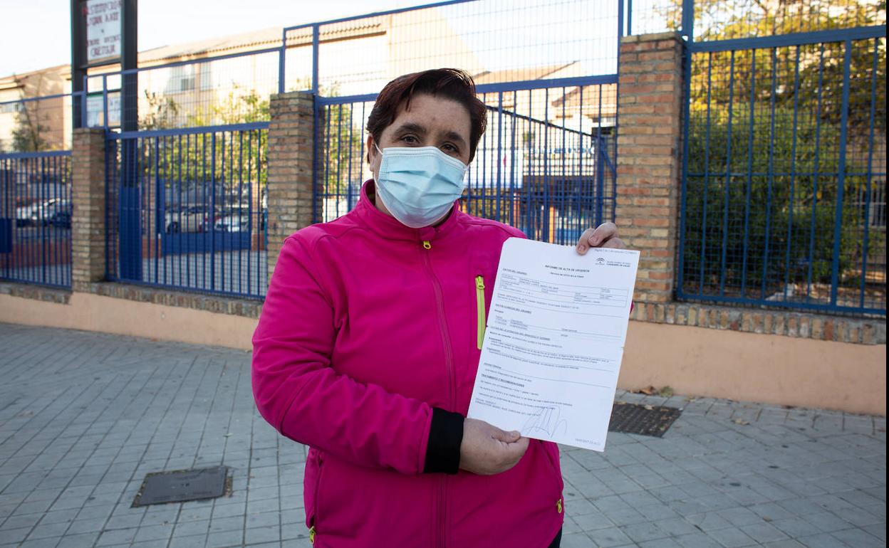 La madre de la estudiante muestra a IDEAL el parte de su asistencia médica en 2017. 