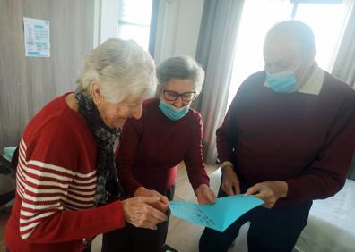Imagen secundaria 1 - El proyecto de clase entrena las habilidades comunicativas de los niños y les enseña valores de amor y respeto por los ancianos, además de hacer felices a los mayores. 