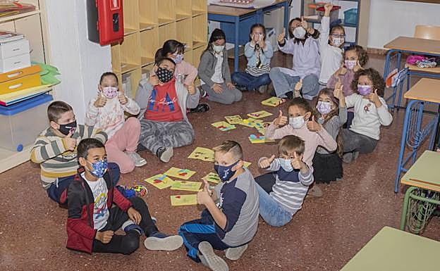 Imagen principal - El proyecto de clase entrena las habilidades comunicativas de los niños y les enseña valores de amor y respeto por los ancianos, además de hacer felices a los mayores. 
