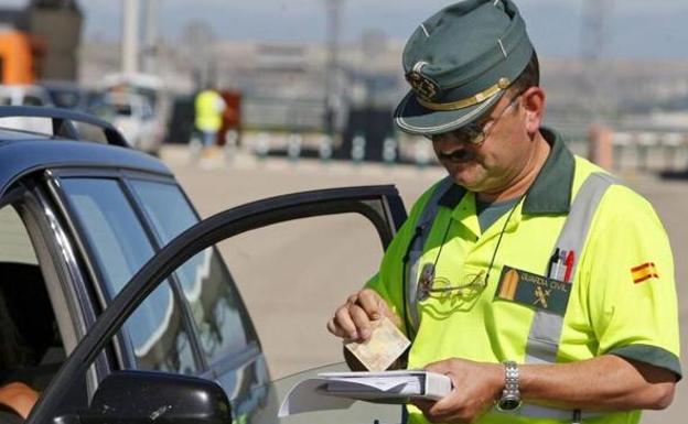 ¿Quién me ha puesto esta multa? La DGT aclara qué cuerpos policiales pueden imponer una sanción en carretera