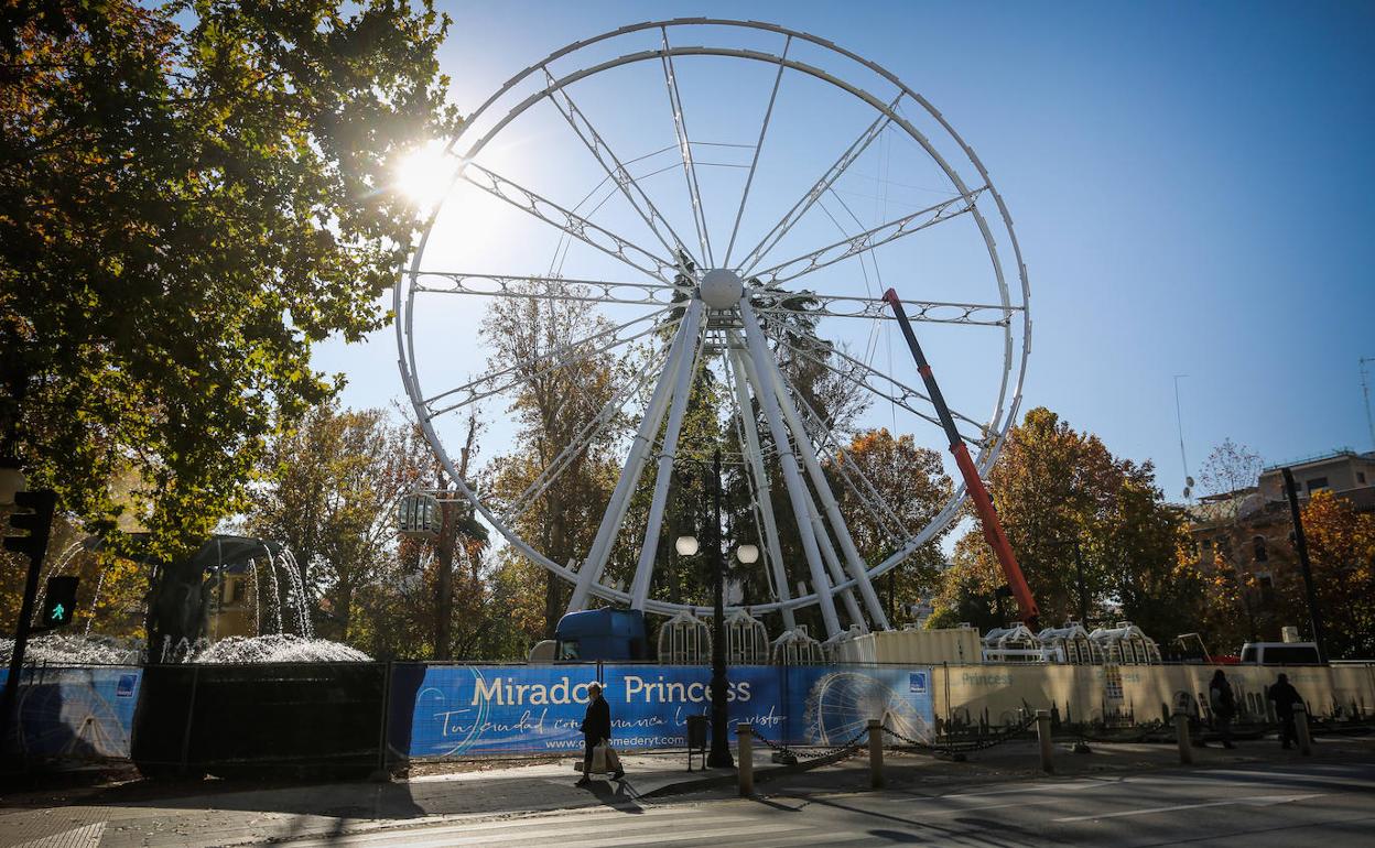 La noria ya tiene su estructura montada en el Salón.