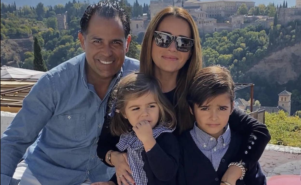 Patricia García Paredes con su marido Luis y sus hjios Cayetana y Álvaro. 