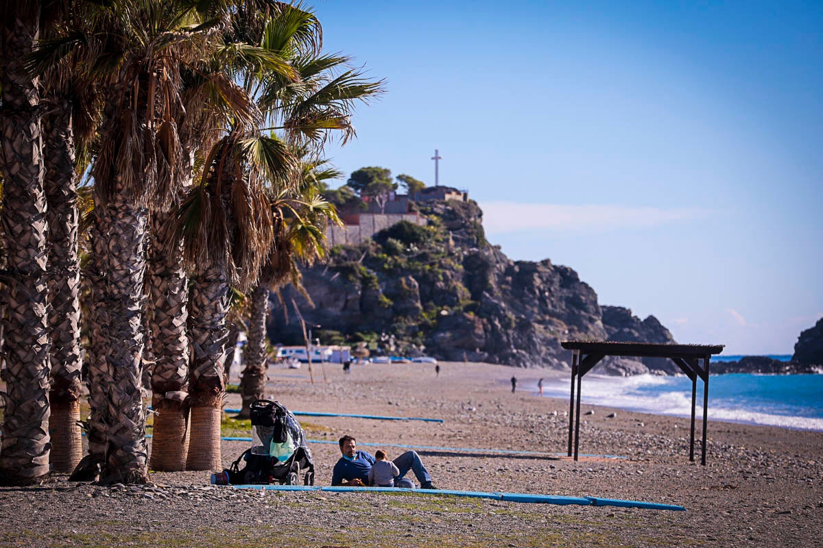 Así vive la Costa Tropical el inicio de los días festivos