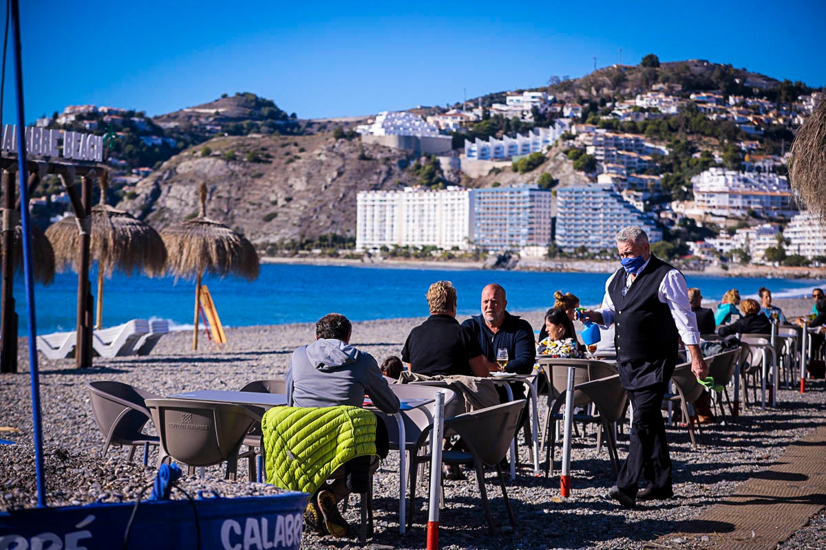 Así vive la Costa Tropical el inicio de los días festivos