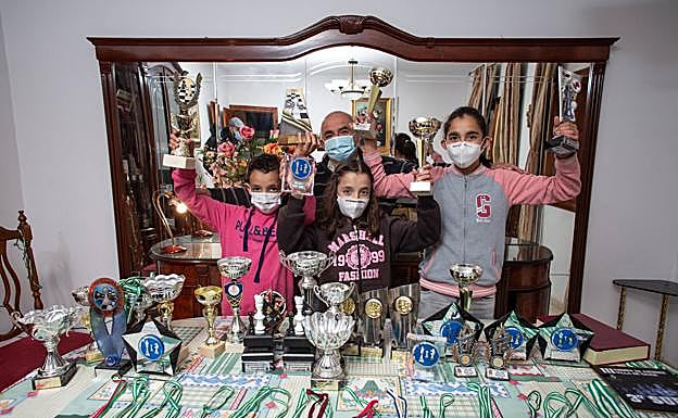 Campeones con sus trofeos y medallas. 