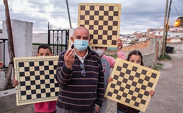 En la entrada de su casa, en la calle Lope de Vega. 