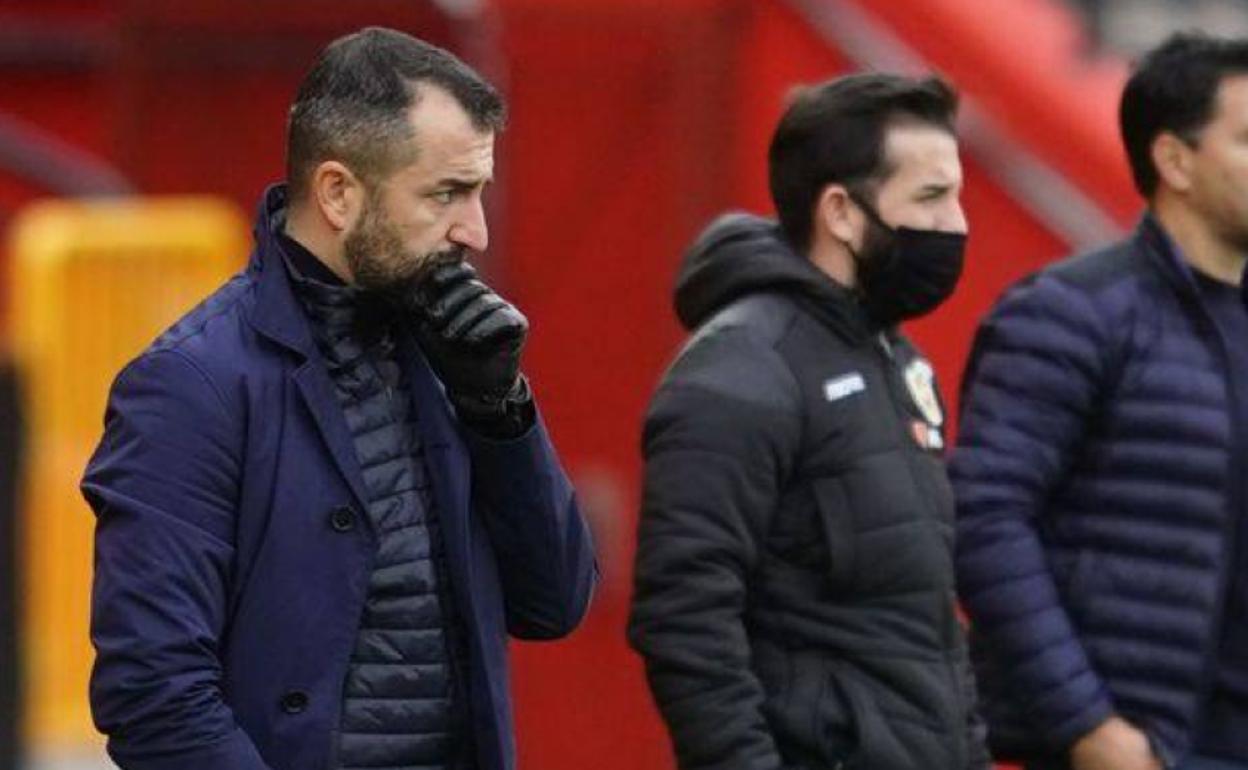 Diego Martínez observa el partido desde la banda. 