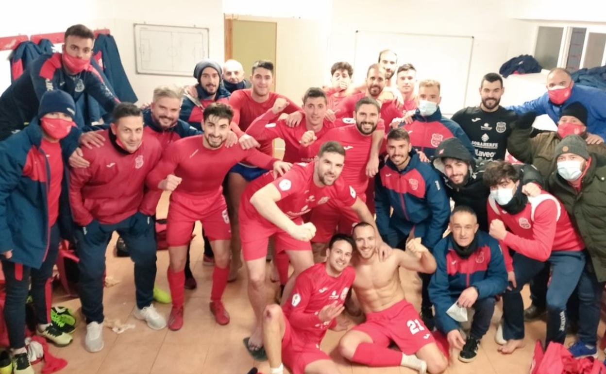 El CD Torreperogil tras la victoria. 