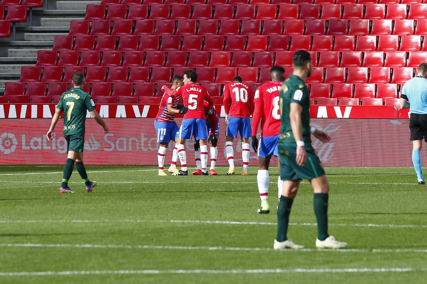 Repasa todas las imágenes del duelo entre rojiblancos y oscenses