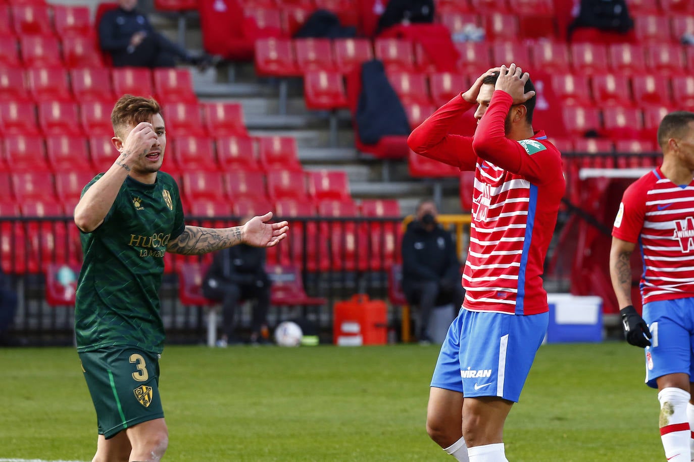 Repasa todas las imágenes del duelo entre rojiblancos y oscenses