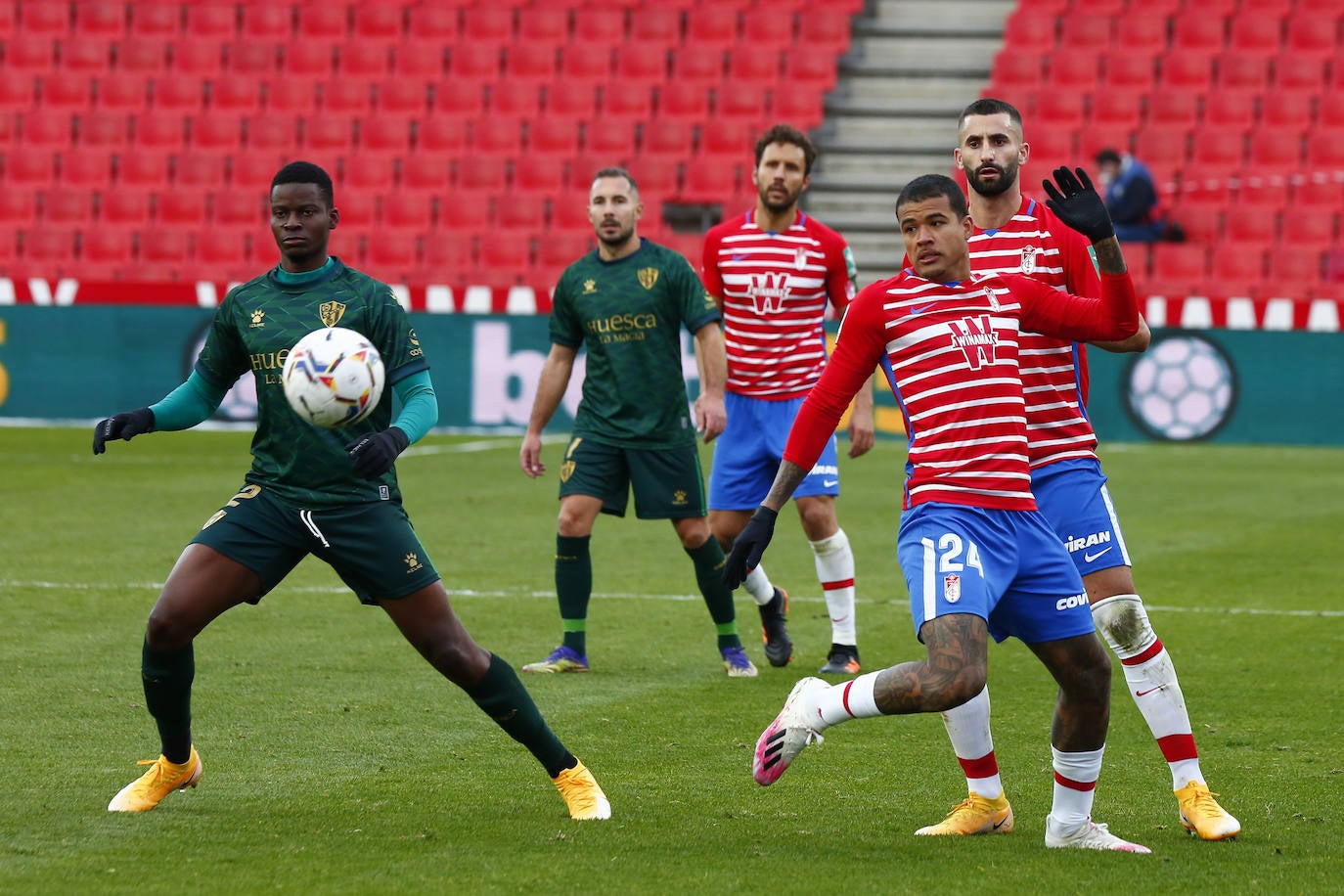 Repasa todas las imágenes del duelo entre rojiblancos y oscenses