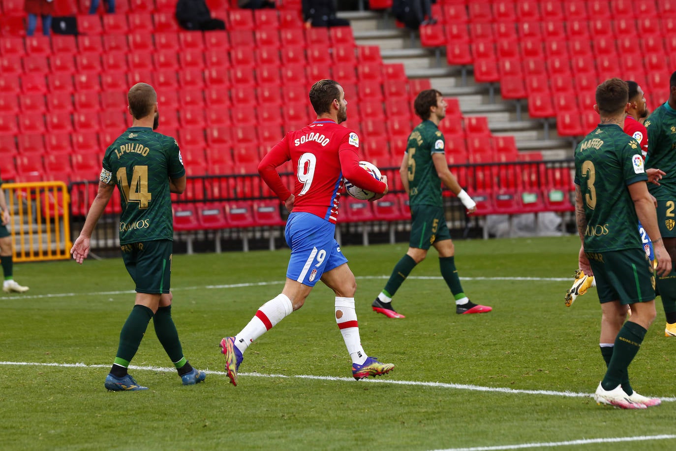 Repasa todas las imágenes del duelo entre rojiblancos y oscenses