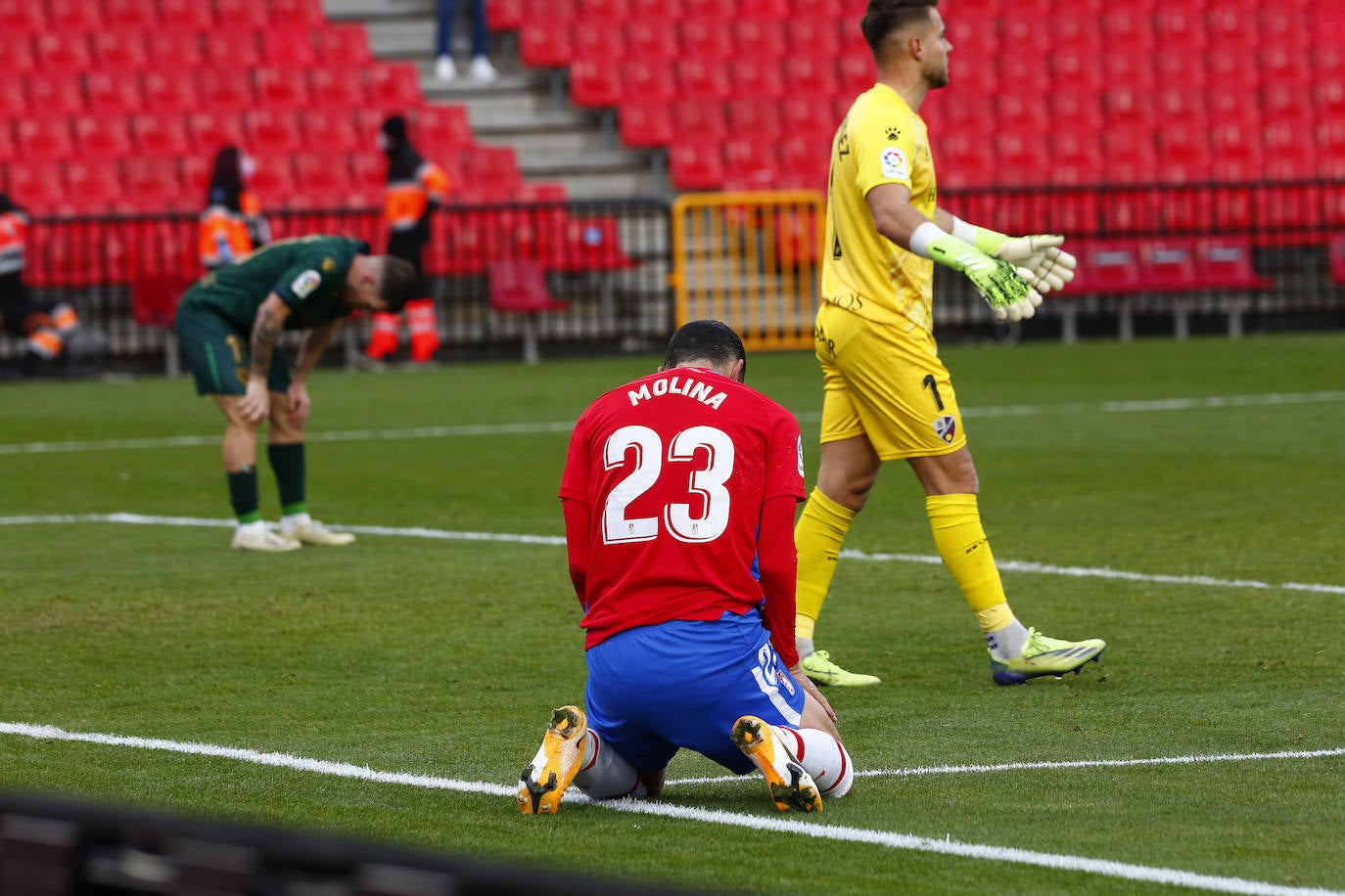 Repasa todas las imágenes del duelo entre rojiblancos y oscenses