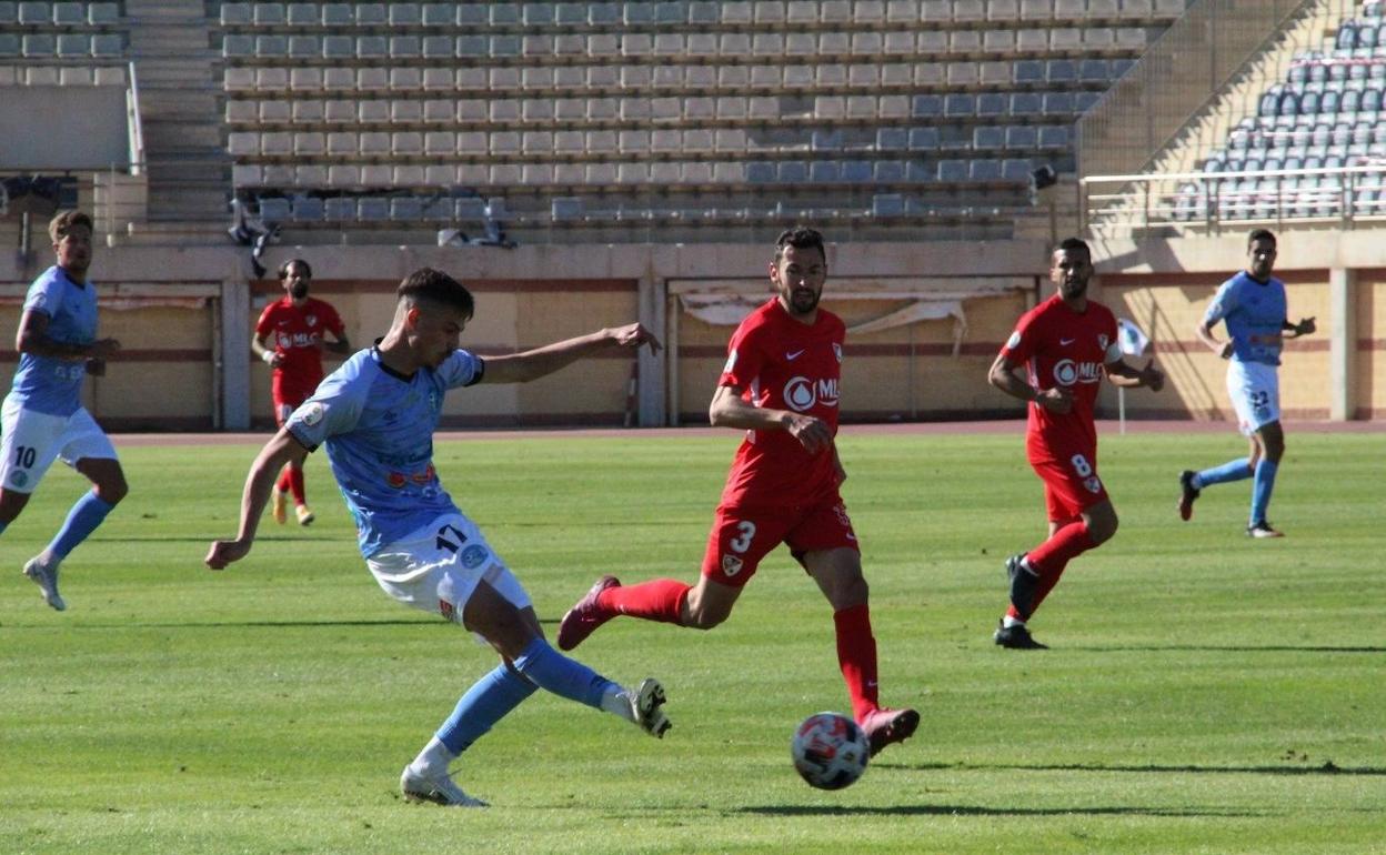 Sergio Pérez intenta el pase ante Villarejo. 