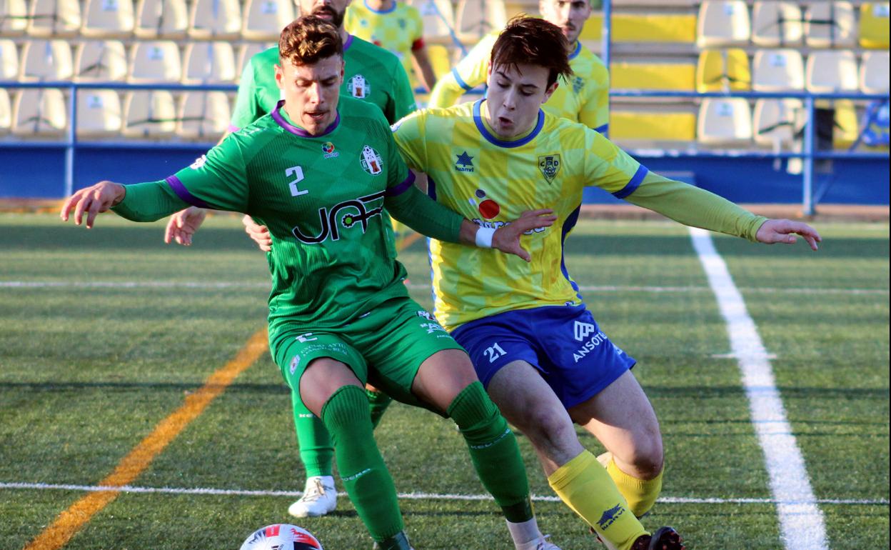 David Ordóñez y Juanje disputan el esférico durante un lance del partido. 
