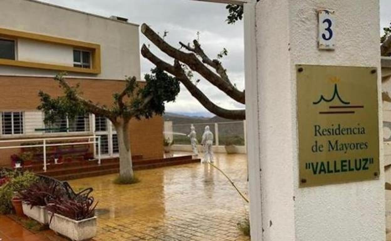 Legionarios, en la priemra oleada de Covid-19, desinfectan la residencia de Íllar. 