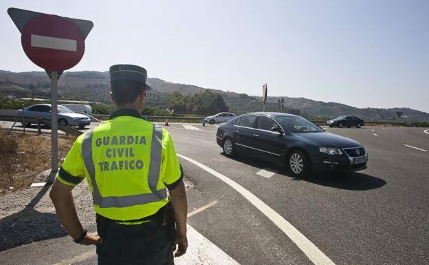 Así multará la DGT por tener el móvil en el coche