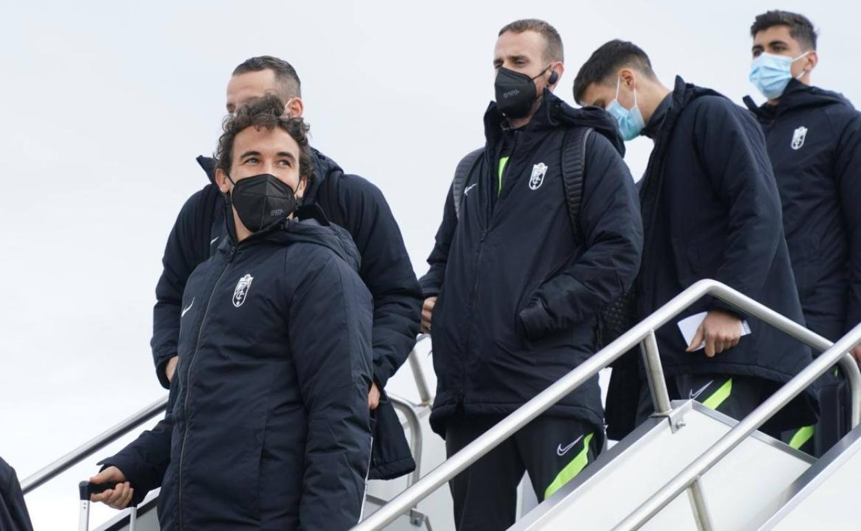 Los futbolistas del Granada, a su llegada al aeropuerto de Tesalónica. 