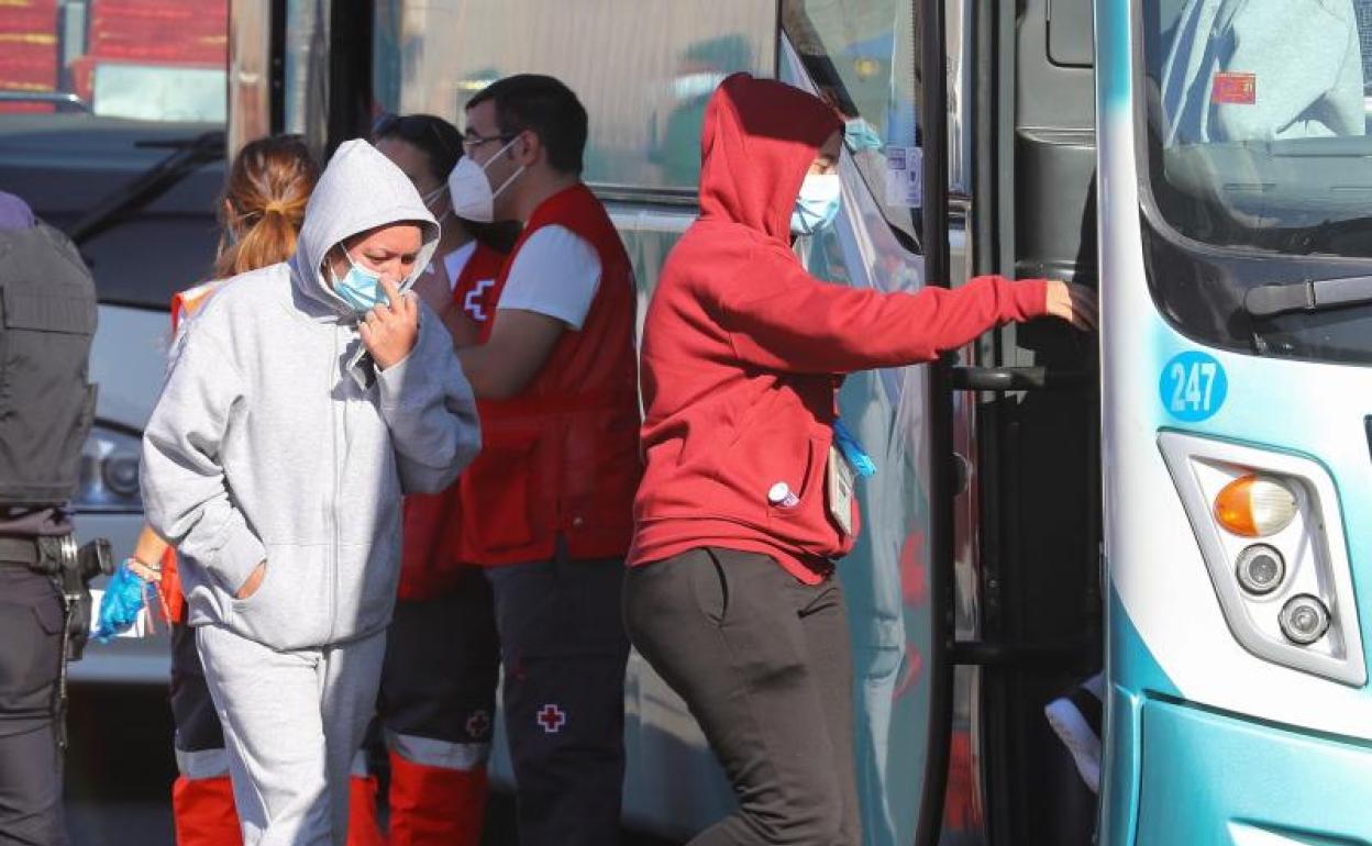 Dos de las mujeres que llegaron en una de las pateras llegadas a Canarias en los últimos días