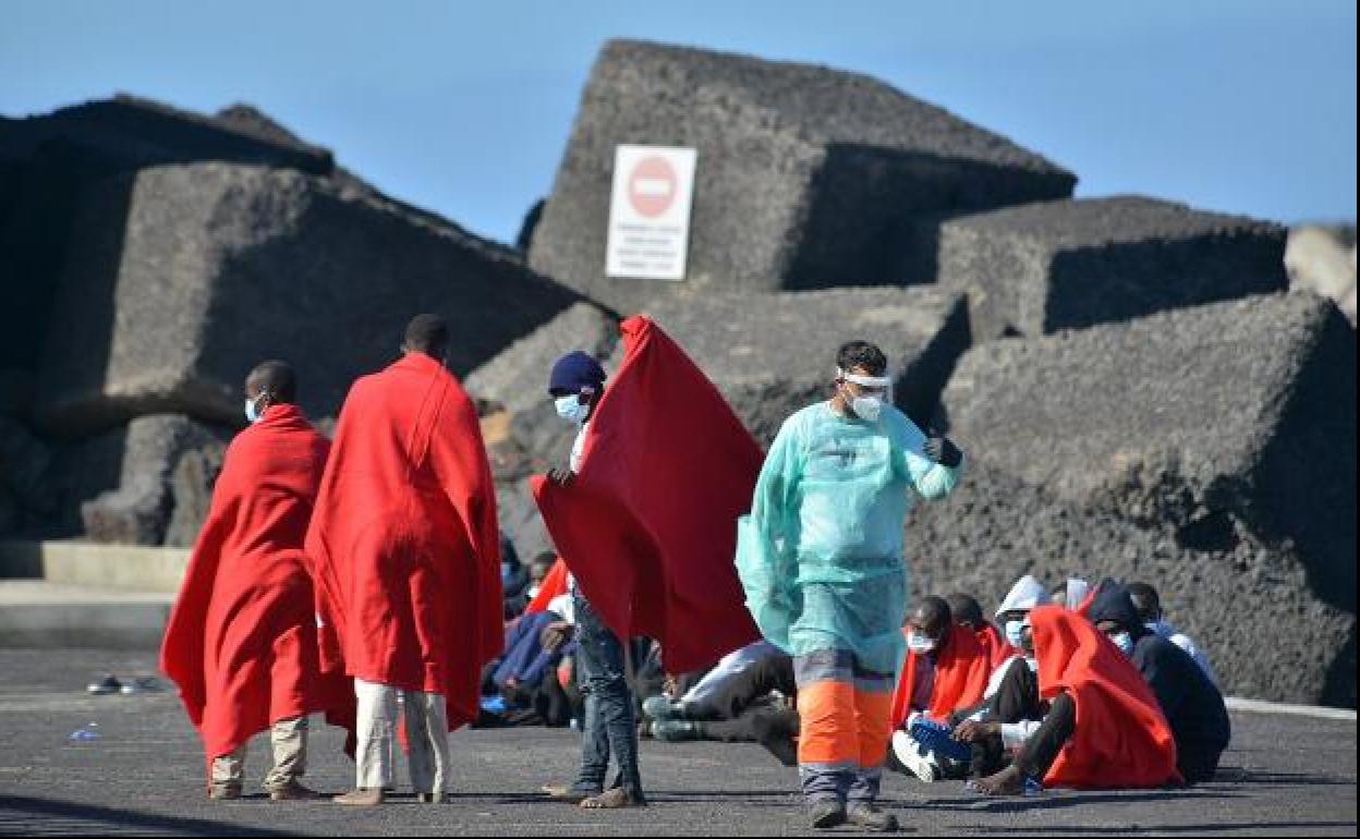 Positivos en Covid-19 | Dos de los 16 inmigrantes llegados a Valencia desde Canarias dan positivo