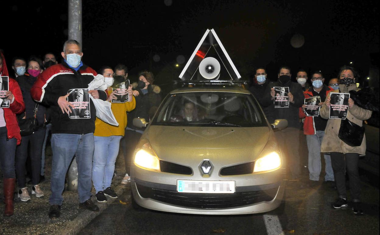 Hosteleros participan en una caravana de protesta por las calles. 