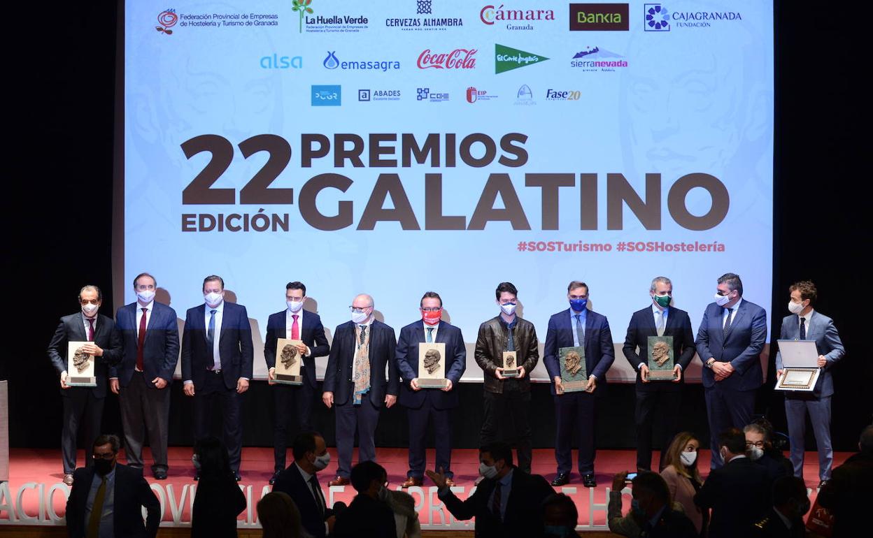 Foto de familia de los galardonados en la 22ª edición de los premios Duque San Pedro de Galatino.