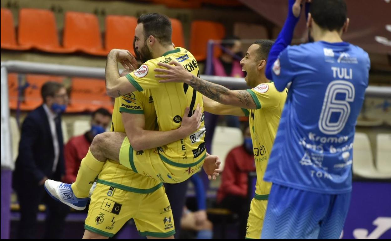 El conjunto amarillo no pudo pasar del empate ante un Peñíscola que plantó una dura batalla durante todo el encuentro.. 