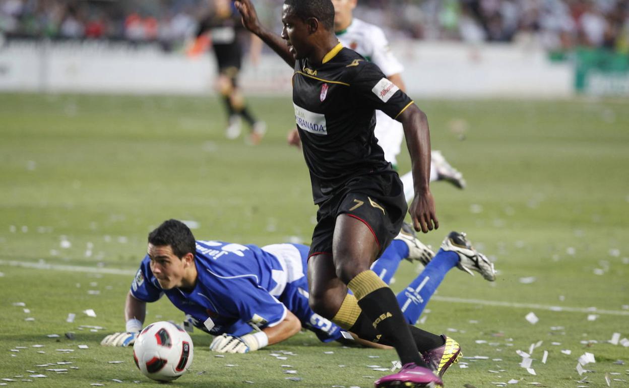 Ighalo tumba a Jaime en el Martínez Valero, antes de emprender su carrera hacia la portería. 
