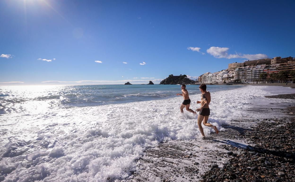 Las playas de Granada en el primer día de 'fronteras' abiertas entre municipios.