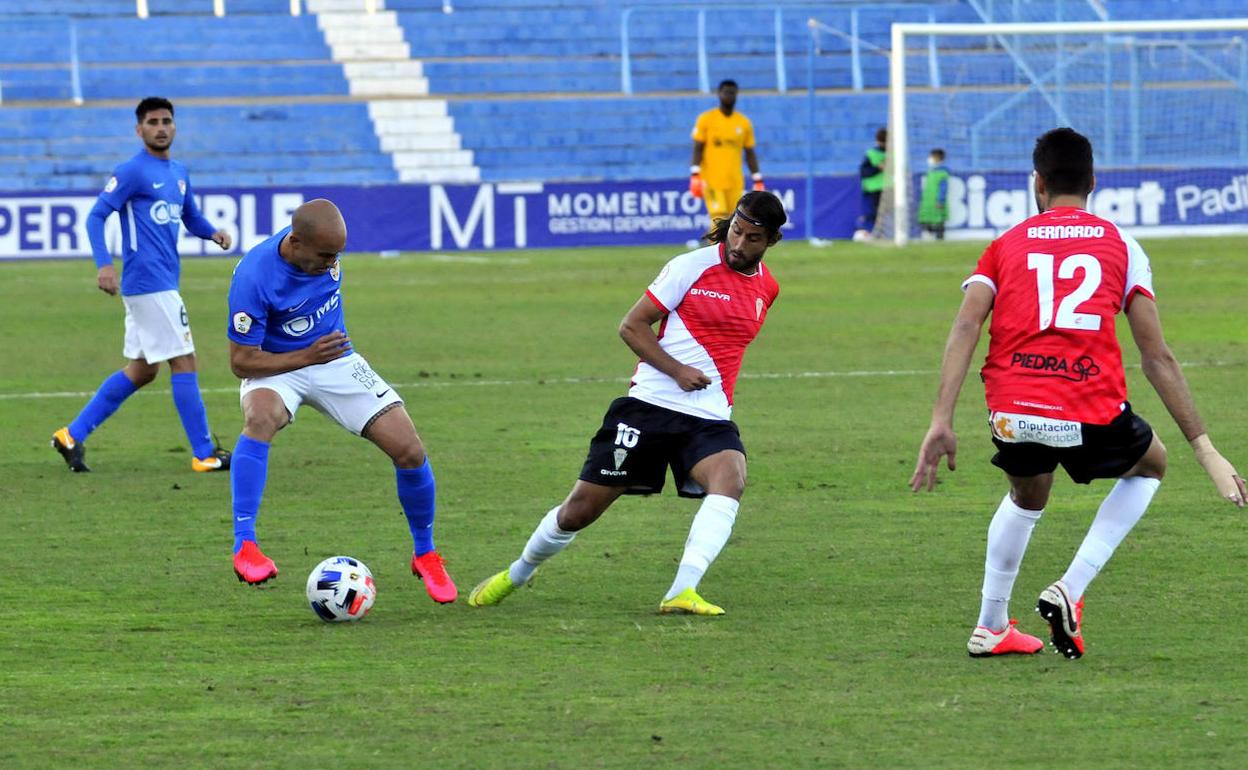 El Linares viene de ganar los dos últimos encuentros en Linarejos y va hoy a por el tercero. 