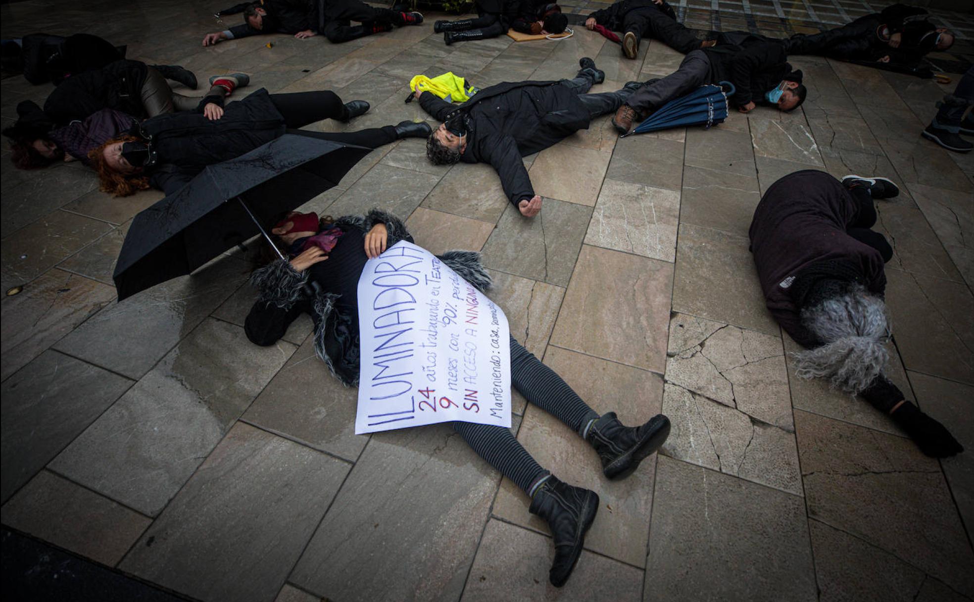 La manifestación se detuvo en la plaza del Carmen, donde se desarrolló la performance de un fusilamiento colectivo a los artistas. 