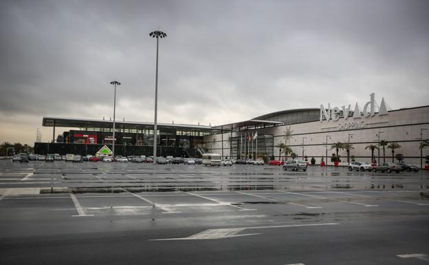 Imagen principal - Imagen del parking del Nevada en la joranada de ayer. El interior recibe una gran afluencia en la jornada de hoy.